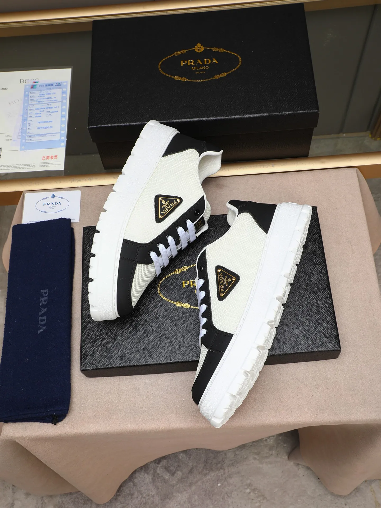 Men's Men's Shoes 💰440 Prada/Prada Men's new casual shoes, this sports shoe is made of imported calfskin upper with breathable mesh and breathable mesh lining. The foot pads are made of sheepskin, and the outsole is made of non-slip sports exclusive rubber outsole with logo. It feels good on the feet and is a fashionable item! Size: 38-44 (45 customized)